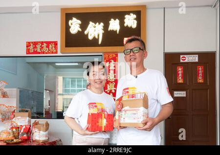 220211 -- KUALA LUMPUR, 11 febbraio 2022 - Oh Chee Keong R e sua moglie Loh Wai Yee posano per delle foto davanti al loro negozio a Batang Kali, a circa 50 km dal centro di Kuala Lumpur, Malesia, 24 gennaio 2022. DA NON PERDERE: Caratteristiche: Sapori tradizionali malesi salta su Taobao Cina MALESIA-CIBI TRADIZIONALI-CINESE PIATTAFORMA DI e-COMMERCE ZhuxWei PUBLICATIONxNOTxINxCHN 220211 -- KUALA LUMPUR, 11 febbraio 2022 -- Oh Chee Keong R e sua moglie Loh Wai Yee posa per le foto davanti al loro ZhuxWeixviaxwww.imago-images.de PUBLICATIONXNOTxINxCHN imago Images 1009739055 Foto Stock