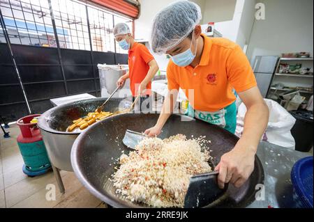 220211 -- KUALA LUMPUR, 11 febbraio 2022 -- i lavoratori producono dolciumi tradizionali di nome Lao Huei alla Swee Len Food Industries di Batang Kali, a circa 50 km dal centro di Kuala Lumpur, Malesia, 24 gennaio 2022. DA ABBINARE: Caratteristiche: Sapori tradizionali malesi salta su Taobao Cina MALESIA-CIBI TRADIZIONALI-PIATTAFORMA DI e-COMMERCE CINESE ZhuxWei PUBLICATIONxNOTxINxCHN 220211 -- KUALA LUMPUR, 11 febbraio 2022 -- i lavoratori producono dolciumi tradizionali di nome Lao Huei a Swee Len Food Indust ZhuxWeixviaxwww.imago-images.de PUBLICATIONxNOTxINxCHN imago Images 1009739048 Foto Stock