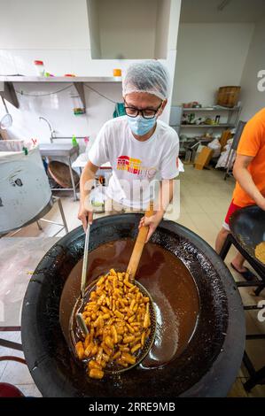 220211 -- KUALA LUMPUR, 11 febbraio 2022 -- Oh Chee Keong produce dolciumi tradizionali chiamati Mua Lao alla Swee Len Food Industries di Batang Kali, a circa 50 km dal centro di Kuala Lumpur, Malesia, 24 gennaio 2022. DA ABBINARE: Caratteristiche: Sapori tradizionali malesi salta su Taobao Cina MALESIA-CIBI TRADIZIONALI-PIATTAFORMA DI e-COMMERCE CINESE ZhuxWei PUBLICATIONxNOTxINxCHN 220211 -- KUALA LUMPUR, 11 febbraio 2022 - Oh Chee Keong produce dolciumi tradizionali chiamati Mua Lao allo Swee Len Food ZhuxWeixviaxwww.imago-images.de PUBLICATIONxNOTxINxCHN imago Images 1009739052 Foto Stock