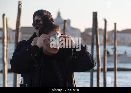 Italien, Karneval in Venedig 220213 -- VENEZIA, 13 febbraio 2022 -- le persone che indossano maschere partecipano al Carnevale di Venezia, Italia, il 12 febbraio 2022. Il Carnevale di Venezia 2022 è iniziato sabato nella città lagunare italiana, con limitate misure anti-COVID che permetteranno al pubblico di sperimentare un programma ibrido di eventi virtuali e fisici. Quest'anno, il festival passa sotto il tema Remember the Future. È la prima volta che la città può ancora tenere in presenza il suo storico carnevale - anche se parzialmente - dopo lo scoppio della pandemia in Italia nel 2020. Per le autorità locali, era se Foto Stock