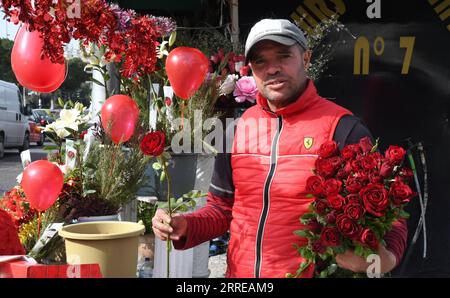 220214 -- TUNISI, 14 febbraio 2022 -- Un fiorista vende fiori il giorno di San Valentino a Tunisi, Tunisia, il 14 febbraio 2022. Foto di /Xinhua TUNISIA-TUNISI-SAN VALENTINO AdelxEzzine PUBLICATIONxNOTxINxCHN Foto Stock