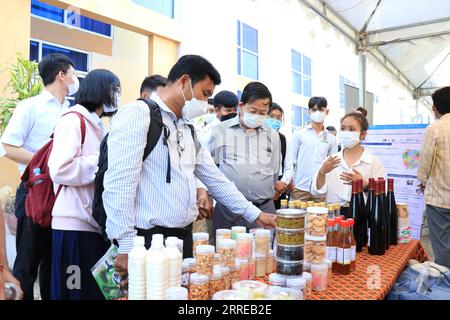 220216 -- PHNOM PENH, 16 febbraio 2022 -- la gente visita un mercato agricolo e una fiera dell'innovazione alla Royal University of Agriculture di Phnom Penh, Cambogia, il 15 febbraio 2022. Mercoledì il Ministero dell'Agricoltura, delle foreste e della pesca della Cambogia e l'Organizzazione delle Nazioni Unite per l'alimentazione e l'agricoltura hanno dichiarato che le innovazioni agricole sono fondamentali per un'intensificazione sostenibile della produzione e per un aumento del reddito degli agricoltori. PER ANDARE CON la Cambogia, diciamo la chiave dell'innovazione per la sicurezza alimentare, aumento del reddito / Handout via Xinhua CAMBODIA-PHNOM PENH-AGRICOLTURA INOVATION-MARKET FAO PUBLICATIONxNOTxINx Foto Stock