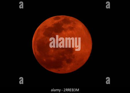 220216 -- AQABA JORDAN, 16 febbraio 2022 -- foto scattata il 16 febbraio 2022 mostra una luna piena su Aqaba, Giordania. Foto di /Xinhua JORDAN-AQABA-FULL MOON MohammadxAbuxGhosh PUBLICATIONxNOTxINxCHN Foto Stock