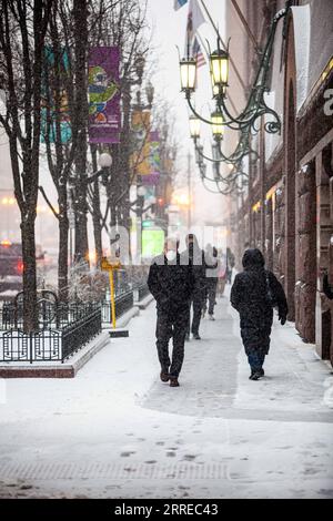 220218 -- CHICAGO, 18 febbraio 2022 -- i cittadini camminano su un marciapiede di recente spalancata di fronte alla sede principale della Chicago Public Library nel centro di Chicago, negli Stati Uniti, il 17 febbraio 2022. Un sistema di tempeste invernali con forti venti ha colpito gli Stati Uniti centrali giovedì. Foto di /Xinhua U.S.-CHICAGO-WINTER STORM VincentxD.xJohnson PUBLICATIONxNOTxINxCHN Foto Stock