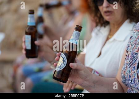 Donne di mezza età che bevono birra, Fortí, Cala Dor, Santanyí, Maiorca, isole Baleari,. Foto Stock