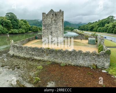 Narrow Water continua a guardia del confine tra Irlanda e Irlanda del Nord, casa medievale fortificata con cinta muraria Foto Stock