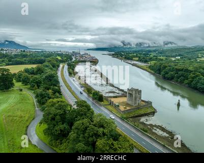 Narrow Water continua a guardia del confine tra Irlanda e Irlanda del Nord, casa medievale fortificata con cinta muraria Foto Stock