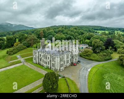 Vista aerea dello stretto castello Water costruito in stile elisabettiano al confine con l'Irlanda del Nord Foto Stock