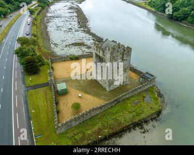 Narrow Water continua a guardia del confine tra Irlanda e Irlanda del Nord, casa medievale fortificata con cinta muraria Foto Stock