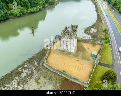 Narrow Water continua a guardia del confine tra Irlanda e Irlanda del Nord, casa medievale fortificata con cinta muraria Foto Stock