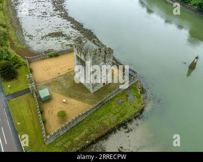 Narrow Water continua a guardia del confine tra Irlanda e Irlanda del Nord, casa medievale fortificata con cinta muraria Foto Stock