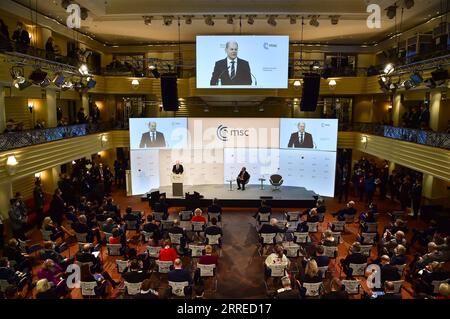 220219 -- MONACO DI BAVIERA, 19 febbraio 2022 -- il cancelliere tedesco Olaf Scholz sugli schermi e a sinistra sul podio parla durante la 58a Conferenza sulla sicurezza di Monaco di Baviera, in Germania, il 19 febbraio 2022. Scholz ha detto sabato che i canali diplomatici sono ancora i mezzi per risolvere il problema ucraino, ma ha avvertito di non essere ingenui. CONFERENZA SULLA SICUREZZA GERMANIA-MONACO-MONACO-SCHOLZ-UCRAINA CRISI LUXYANG PUBLICATIONXNOTXINXCHN Foto Stock