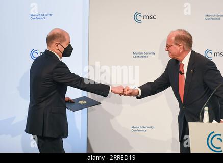 220219 -- MONACO DI BAVIERA, 19 febbraio 2022 -- il cancelliere tedesco Olaf Scholz L saluta il presidente della conferenza sulla sicurezza di Monaco Wolfgang Ischinger prima di tenere un discorso durante la 58a conferenza sulla sicurezza di Monaco a Monaco, in Germania, il 19 febbraio 2022. Scholz ha detto sabato che i canali diplomatici sono ancora i mezzi per risolvere il problema ucraino, ma ha avvertito di non essere ingenui. CONFERENZA SULLA SICUREZZA GERMANIA-MONACO-MONACO-SCHOLZ-UCRAINA CRISI LUXYANG PUBLICATIONXNOTXINXCHN Foto Stock