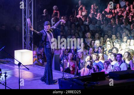 Concerto di Rodrigo Cuevas, la Romería, festival la Luna en Vers, Sant Joan, Maiorca, Isole Baleari, Spagna. Foto Stock