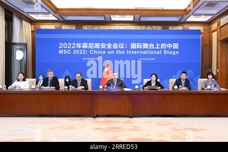 220219 -- PECHINO, 19 febbraio 2022 -- il consigliere di Stato cinese e ministro degli Esteri Wang Yi tiene un discorso di apertura alla 58a Conferenza sulla sicurezza di Monaco MSC via video link a Pechino, capitale della Cina, 19 febbraio 2022. CHINA-BEIJING-WANG YI-MSC-MEETING CN SHENXHONG PUBLICATIONXNOTXINXCHN Foto Stock