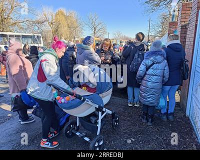 220220 -- ROSTOV, 20 febbraio 2022 -- i rifugiati arrivano in un luogo di alloggio temporaneo nella regione di Rostov, Russia, il 19 febbraio 2022. Il presidente russo Vladimir Putin ha chiesto al Ministero delle emergenze russo di fornire assistenza alla regione meridionale di Rostov del paese in mezzo a un afflusso di rifugiati provenienti dall'Ucraina orientale, ha detto venerdì il portavoce del Cremlino Dmitry Peskov. Foto di /Xinhua RUSSIA-ROSTOV-REFUGEE-ARRIVAL SvetlanaxLomakina PUBLICATIONxNOTxINxCHN Foto Stock