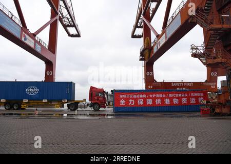 220221 -- SHENZHEN, 21 febbraio 2022 -- i container che trasportano provviste per Hong Kong sono visti al molo di Dachanwan del porto di Shenzhen, nella provincia del Guangdong della Cina meridionale, 21 febbraio 2022. Le zone portuali di Shenzhen hanno cercato di ottimizzare i canali di trasporto per via navigabile per le forniture giornaliere ai residenti di Hong Kong, che è colpita da un nuovo ciclo di pandemie di COVID-19. CHINA-SHENZHEN-SUPPLY-HONG KONG-COVID-19 CN LIANGXXU PUBLICATIONXNOTXINXCHN Foto Stock