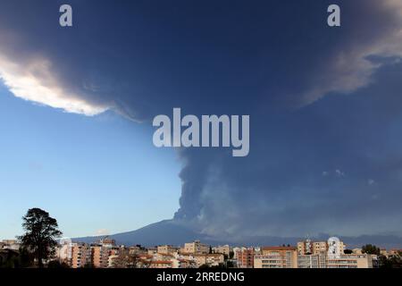 Bilder des Jahres 2022, News 02 February uar News Themen der Woche KW08 News Bilder des Tages 220221 -- CATANIA ITALIA, 21 Feb. 2022 -- foto scattata il 21 Feb. 2022 mostra il vulcano Etna durante l'eruzione a Catania, Sicilia, Italia. Str/Xinhua ITALIA-CATANIA-ETNA VULCANO-ERUZIONE Stringer PUBLICATIONxNOTxINxCHN Foto Stock