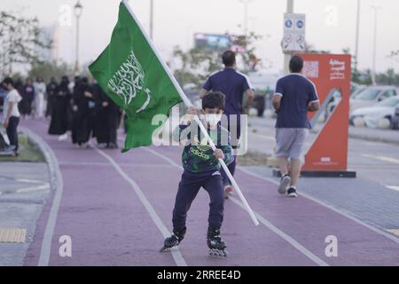 220222 -- KHOBAR ARABIA SAUDITA, 22 febbraio 2022 -- Un ragazzo saudita detiene una bandiera nazionale durante le celebrazioni del primo giorno della fondazione del regno a Khobar, Arabia Saudita, il 22 febbraio 2022. L'Arabia Saudita martedì ha segnato per la prima volta in assoluto il giorno della fondazione del regno quasi tre secoli fa. Foto di /Xinhua ARABIA SAUDITA-GIORNO DELLA FONDAZIONE-CELEBRAZIONI MohamedxNasr PUBLICATIONxNOTxINxCHN Foto Stock