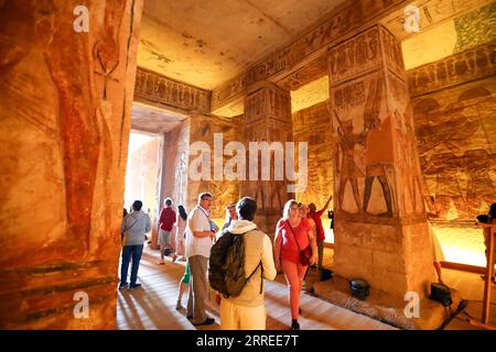 220223 -- CAIRO, 23 febbraio 2022 -- i turisti visitano il grande Tempio di Abu Simbel ad Assuan, Egitto, 22 febbraio 2022. Il complesso del tempio di Abu Simbel è costituito da due enormi templi scavati nella roccia nel sud dell'Egitto di Assuan. Il 22 febbraio e il 22 ottobre, i raggi del sole raggiungevano e illuminavano le sculture sulla parete posteriore. TEMPLI EGITTO-ASSUAN-ABU SIMBEL SuixXiankai PUBLICATIONxNOTxINxCHN Foto Stock