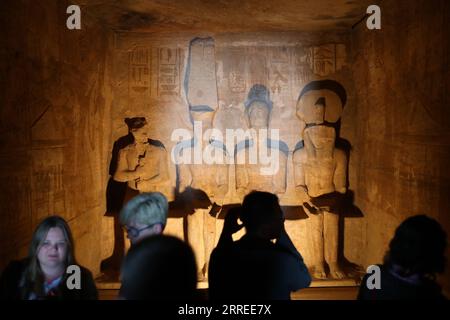 220223 -- CAIRO, 23 febbraio 2022 -- i turisti visitano il grande Tempio di Abu Simbel ad Assuan, Egitto, 22 febbraio 2022. Il complesso del tempio di Abu Simbel è costituito da due enormi templi scavati nella roccia nel sud dell'Egitto di Assuan. Il 22 febbraio e il 22 ottobre, i raggi del sole raggiungevano e illuminavano le sculture sulla parete posteriore. TEMPLI EGITTO-ASSUAN-ABU SIMBEL SuixXiankai PUBLICATIONxNOTxINxCHN Foto Stock