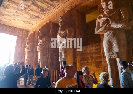 220223 -- CAIRO, 23 febbraio 2022 -- i turisti visitano il grande Tempio di Abu Simbel ad Assuan, Egitto, 22 febbraio 2022. Il complesso del tempio di Abu Simbel è costituito da due enormi templi scavati nella roccia nel sud dell'Egitto di Assuan. Il 22 febbraio e il 22 ottobre, i raggi del sole raggiungevano e illuminavano le sculture sulla parete posteriore. TEMPLI EGITTO-ASSUAN-ABU SIMBEL SuixXiankai PUBLICATIONxNOTxINxCHN Foto Stock