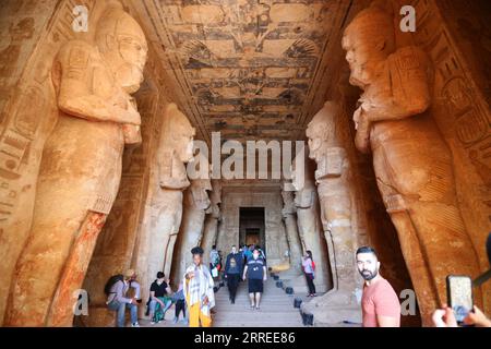 220223 -- CAIRO, 23 febbraio 2022 -- i turisti visitano il grande Tempio di Abu Simbel ad Assuan, Egitto, 22 febbraio 2022. Il complesso del tempio di Abu Simbel è costituito da due enormi templi scavati nella roccia nel sud dell'Egitto di Assuan. Il 22 febbraio e il 22 ottobre, i raggi del sole raggiungevano e illuminavano le sculture sulla parete posteriore. TEMPLI EGITTO-ASSUAN-ABU SIMBEL SuixXiankai PUBLICATIONxNOTxINxCHN Foto Stock