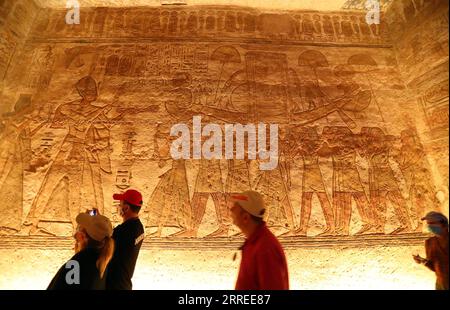 220223 -- CAIRO, 23 febbraio 2022 -- i turisti visitano il grande Tempio di Abu Simbel ad Assuan, Egitto, 22 febbraio 2022. Il complesso del tempio di Abu Simbel è costituito da due enormi templi scavati nella roccia nel sud dell'Egitto di Assuan. Il 22 febbraio e il 22 ottobre, i raggi del sole raggiungevano e illuminavano le sculture sulla parete posteriore. TEMPLI EGITTO-ASSUAN-ABU SIMBEL SuixXiankai PUBLICATIONxNOTxINxCHN Foto Stock