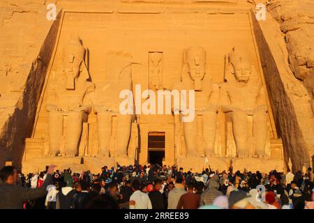 220223 -- CAIRO, 23 febbraio 2022 -- i turisti visitano il grande Tempio di Abu Simbel ad Assuan, Egitto, 22 febbraio 2022. Il complesso del tempio di Abu Simbel è costituito da due enormi templi scavati nella roccia nel sud dell'Egitto di Assuan. Il 22 febbraio e il 22 ottobre, i raggi del sole raggiungevano e illuminavano le sculture sulla parete posteriore. TEMPLI EGITTO-ASSUAN-ABU SIMBEL SuixXiankai PUBLICATIONxNOTxINxCHN Foto Stock