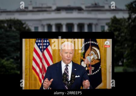 220224 -- MOSCA/KIEV, 24 febbraio 2022 -- foto scattata ad Arlington, Virginia, Stati Uniti, il 22 febbraio 2022 mostra uno schermo che trasmette il presidente degli Stati Uniti Joe Biden con commenti sulla situazione dell'Ucraina in una diretta streaming fornita da CNBC. Biden il 22 febbraio ha annunciato la prima tranche di sanzioni contro la Russia. Xinhua titoli: La Russia conduce un'operazione militare speciale a Donbass LiuxJie PUBLICATIONxNOTxINxCHN Foto Stock