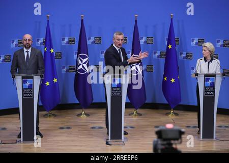 220224 -- MOSCA/KIEV, 24 febbraio 2022 -- Segretario generale dell'Organizzazione del Trattato del Nord Atlantico NATO Jens Stoltenberg C, Presidente della Commissione europea Ursula von der Leyen R e Presidente del Consiglio europeo Charles Michel partecipano a una conferenza stampa presso la sede della NATO a Bruxelles, in Belgio, 24 febbraio 2022. Xinhua titoli: La Russia conduce un'operazione militare speciale a Donbass ZhengxHuansong PUBLICATIONxNOTxINxCHN Foto Stock