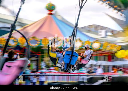 220224 -- PASAY CITY, 24 febbraio 2022 -- la gente gioca in un parco divertimenti riaperto a Pasay City, Filippine, 24 febbraio 2022. I sindaci di Metro Manila hanno unanimemente convenuto di alleviare ulteriormente il livello di allerta pandemica nella regione della capitale a 1 su una scala di 5 a partire dal 1° marzo mentre i casi di COVID-19 calano, ha detto il Consiglio di Metro Manila. FILIPPINE-PASAY CITY-COVID-19-FUN PARK ROUELLEXUMALI PUBLICATIONXNOTXINXCHN Foto Stock