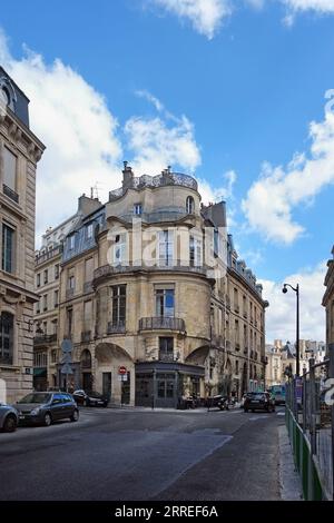 Le calde curve in pietra e l'architettura fantasiosa di Hôtel Portalis con la sua torretta su paillettes al 43 di Rue Croix des Petits Champs, 75001 Parigi, Francia Foto Stock