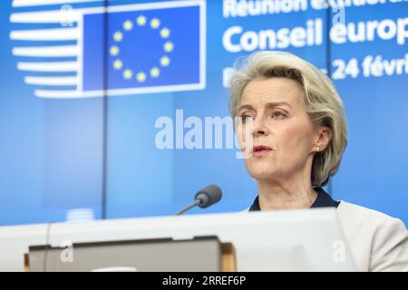 News Themen der Woche KW08 220225 -- BRUXELLES, 25 febbraio 2022 -- la presidente della Commissione europea Ursula von der Leyen parla durante una conferenza stampa dopo una riunione straordinaria dei leader dell'UE per affrontare la situazione in Ucraina, a Bruxelles, in Belgio, 25 febbraio 2022. /Handout via Xinhua BELGIO-BRUXELLES-UE-UCRAINA-RUSSIA EuropeanxUnion PUBLICATIONxNOTxINxCHN Foto Stock