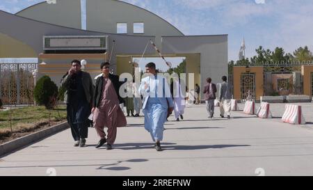 Bilder des Jahres 2022, News 02 February uar News Themen der Woche KW08 News Bilder des Tages 220226 -- HERAT, Feb. 26, 2022 -- studenti afghani sono visti in un'università nella città di Herat, provincia di Herat, Afghanistan, 26 febbraio 2022. Le università statali afghane hanno riaperto sabato, più di sei mesi dopo l'acquisizione del paese da parte dei talebani, ha riferito Tolo News TV. Foto di /Xinhua AFGHANISTAN-HERAT-UNIVERSITY-REOPEN Mashal PUBLICATIONxNOTxINxCHN Foto Stock