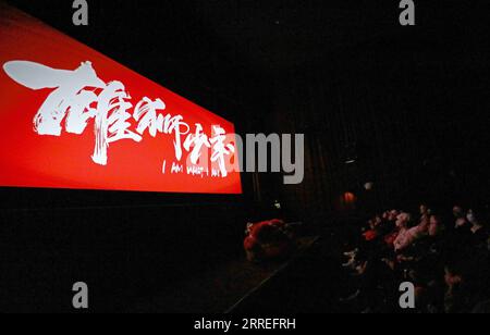 220226 -- LONDRA, 26 febbraio 2022 -- la gente guarda l'animazione cinese i Am What i Am durante la proiezione del film a Londra, in Gran Bretagna, il 26 febbraio 2022. Da una breve introduzione alla danza del leone, una danza popolare cinese secolare per lo più eseguita per celebrare il Capodanno lunare, il film i Am What i Am segue un adolescente sfavorito nel Guangdong, nella Cina meridionale, mentre si unisce per mano a due amici per perseguire un sogno contro ogni probabilità -- diventare il miglior interprete di danza del leone. BRITAIN-LONDON-ANIMATED MOVIE-I AM WHAT I AM-PROIEZIONE LIXYING PUBLICATIONXNOTXINXCHN Foto Stock