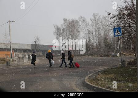 220228 -- KRAKOVETS, 28 febbraio 2022 Xinhua -- il popolo ucraino si dirige in Polonia a Cracovia, Ucraina, 27 febbraio 2022. Recentemente, un gran numero di ucraini è arrivato ai valichi di frontiera con Polonia, Ungheria, Romania e altri paesi. Xinhua/Chen Wenxian KRAKOVETS *** 220228 KRAKOVETS, febbraio 28, 2022 Xinhua ucraino si dirigono verso la Polonia a Cracovia, Ucraina, febbraio 27, 2022 recentemente, un gran numero di ucraini è arrivato ai valichi di frontiera con Polonia, Ungheria, Romania e altri paesi Xinhua Chen Wenxian KRAKRAKRAKOVETS Foto Stock