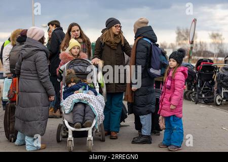 220301 -- MOSCA/KIEV, 1 marzo 2022 -- persone dall'Ucraina arrivano a Medyka, Polonia, 26 febbraio 2022. Xinhua titoli: I colloqui Ucraina-Russia finiscono senza una chiara svolta ZhouxNan PUBLICATIONxNOTxINxCHN Foto Stock