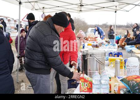 220301 -- MOSCA/KIEV, 1 marzo 2022 -- persone dall'Ucraina arrivano a Beregsurany, Ungheria orientale, 26 febbraio 2022. Xinhua titoli: I colloqui Ucraina-Russia finiscono senza una chiara svolta ChenxHao PUBLICATIONxNOTxINxCHN Foto Stock