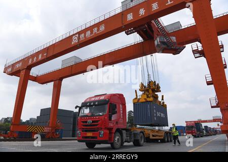 220301 -- SHENZHEN, 1 marzo 2022 -- Una gru carica container che trasportano provviste per Hong Kong alla stazione ferroviaria di Pinghu South a Shenzhen, nella provincia del Guangdong della Cina meridionale, 1 marzo 2022. Mercoledì comincerà a funzionare un treno merci speciale per stabilizzare la fornitura di merci sul continente ad Hong Kong nel contesto dell'epidemia di COVID-19. CHINA-GUANGDONG-SHENZHEN-TRENO MERCI-FORNITURA-HONG KONG-COVID-19 CN LIANGXXU PUBLICATIONXNOTXINXCHN Foto Stock