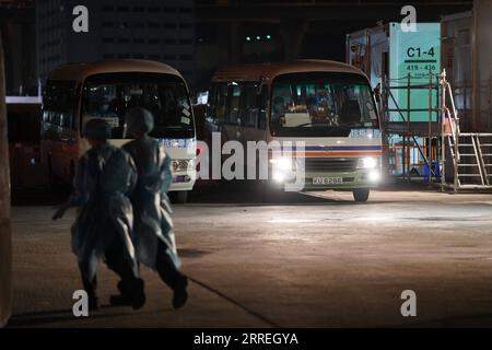 220301 -- HONG KONG, 1 marzo 2022 -- i pazienti affetti da COVID-19 arrivano in una struttura di isolamento della comunità di nuova costruzione CIF a Tsing Yi, sud della Cina, Hong Kong, 1 marzo 2022. Un CIF di nuova costruzione ha iniziato ad ammettere il suo primo lotto di pazienti COVID-19 a Hong Kong martedì. La struttura, situata a Tsing Yi, è aperta per il servizio un giorno dopo che la sua costruzione è stata completata entro una settimana di lunedì con il supporto della terraferma. Con la sua costruzione iniziata il 22 febbraio, il CIF è il primo del suo genere completato dall'inizio della quinta ondata dell'epidemia di COVID-19 nell'Administ speciale di Hong Kong Foto Stock