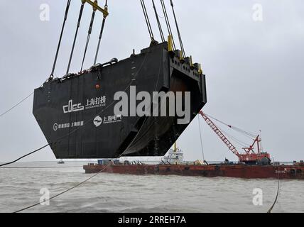 220302 -- SHANGHAI, 2 marzo 2022 -- foto scattata il 26 gennaio 2022 mostra l'operazione di test per il salvataggio di Yangtze No. 2 Ancient Shipwreck nella Shanghai orientale della Cina. Il recupero di un relitto di 160 anni fa, il più grande e meglio conservato relitto di legno scoperto sott'acqua in Cina fino ad oggi, è iniziato mercoledì. Questa nave affondata, con un gran numero di reliquie culturali, era una nave mercantile durante il regno dell'imperatore Tongzhi 1862-1875 nel periodo della dinastia Qing. Chiamata Yangtze No. 2 Ancient Shipwreck, la nave è stata trovata sommersa a una profondità di 5,5 metri sotto il fondo marino nelle acque di Hengsha sh Foto Stock