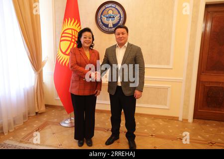 220302 -- BISHKEK, 2 marzo 2022 -- il presidente del Parlamento del Kirghizistan Talant Mamytov R stringe la mano all'ambasciatore cinese in Kirghizistan Du Dewen a Bishkek, Kirghizistan, 1 marzo 2022. Nel corso della riunione, le due parti si sono scambiate opinioni sul rafforzamento delle relazioni tra Cina e Kirghizistan e sulla cooperazione tra gli organi legislativi dei due paesi. Ambasciata cinese in Kirghizistan/Handout tramite KYRGYZSTAN-BISHKEK-SPEAKER DEL PARLAMENTO-INCONTRO DELL'AMBASCIATORE CINESE Xinhua PUBLICATIONxNOTxINxCHN Foto Stock