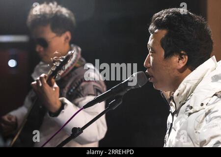 220303 -- GUIYANG, 3 marzo 2022 -- il cantante Chen Kexing R ha una prova a Guiyang, nella provincia di Guizhou nella Cina sud-occidentale, 1 marzo 2022. Una band chiamata Fish Mint è composta da tre massaggiatori e un fattorino nati tutti negli anni '1990 Eppure il fattorino è l'unico che poteva vedere mentre il resto ha problemi visivi. I membri fanno il loro lavoro regolare durante il giorno e si riuniscono per suonare musica nella band la sera. La band prende il nome dalla menta di pesce, in quanto i membri pensano di avere una somiglianza con essa. Menta di pesce, il vegetale a foglia preferito dalla gente del posto Foto Stock