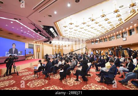 220304 -- PECHINO, 4 marzo 2022 -- i giornalisti partecipano a una conferenza stampa della quinta sessione del 13° Congresso Nazionale del popolo NPC tramite link video a Pechino, capitale della Cina, 4 marzo 2022. La conferenza stampa si è svolta tramite collegamento video a causa dei requisiti di prevenzione e controllo della COVID-19. DUE SESSIONSCHINA-BEIJING-NPC-CONFERENZA STAMPA CN CHENXZHONGHAO PUBLICATIONXNOTXINXCHN Foto Stock