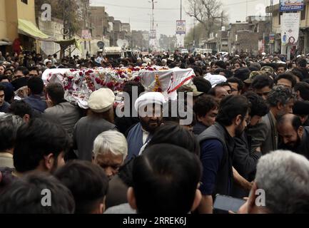 220306 -- PESHAWAR, 6 marzo 2022 -- la gente partecipa a una cerimonia funebre delle vittime a seguito di un'esplosione nel Peshawar del Pakistan nordoccidentale il 5 marzo 2022. Un'esplosione potente ha colpito una moschea nella città nordoccidentale del Pakistan, Peshawar, nella provincia di Khyber Pakhtunkhwa, venerdì. Secondo un portavoce del Lady Reading Hospital, dove i corpi e i feriti venivano spostati, 57 corpi sono stati consegnati ai parenti venerdì, e altri sei sono soccombuti alle ferite all'ospedale, portando il bilancio delle vittime a 63. Foto di /Xinhua PAKISTAN-PESHAWAR-BLAST-FUNERAL SaeedxAhmad PUBLICATIONxNOTxINxCHN Foto Stock