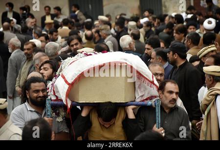 220306 -- PESHAWAR, 6 marzo 2022 -- la gente partecipa a una cerimonia funebre delle vittime a seguito di un'esplosione nel Peshawar del Pakistan nordoccidentale il 5 marzo 2022. Un'esplosione potente ha colpito una moschea nella città nordoccidentale del Pakistan, Peshawar, nella provincia di Khyber Pakhtunkhwa, venerdì. Secondo un portavoce del Lady Reading Hospital, dove i corpi e i feriti venivano spostati, 57 corpi sono stati consegnati ai parenti venerdì, e altri sei sono soccombuti alle ferite all'ospedale, portando il bilancio delle vittime a 63. Foto di /Xinhua PAKISTAN-PESHAWAR-BLAST-FUNERAL SaeedxAhmad PUBLICATIONxNOTxINxCHN Foto Stock