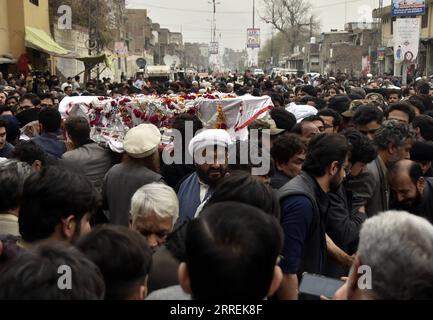 220306 -- PESHAWAR, 6 marzo 2022 -- la gente partecipa a una cerimonia funebre delle vittime a seguito di un'esplosione nel Peshawar del Pakistan nordoccidentale il 5 marzo 2022. Un'esplosione potente ha colpito una moschea nella città nordoccidentale del Pakistan, Peshawar, nella provincia di Khyber Pakhtunkhwa, venerdì. Secondo un portavoce del Lady Reading Hospital, dove i corpi e i feriti venivano spostati, 57 corpi sono stati consegnati ai parenti venerdì, e altri sei sono soccombuti alle ferite all'ospedale, portando il bilancio delle vittime a 63. Foto di /Xinhua PAKISTAN-PESHAWAR-BLAST-FUNERAL SaeedxAhmad PUBLICATIONxNOTxINxCHN 220306 Foto Stock