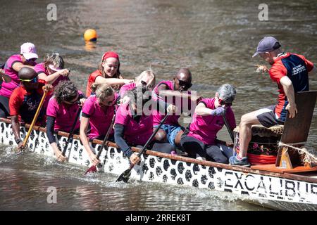 220306 -- CITTÀ DEL CAPO, 6 marzo -- i Paddlers gareggiano in una corsa di draghi durante il Century City Sports Festival a città del Capo, capitale legislativa del Sudafrica, il 5 marzo 2022. Century City, uno sviluppo misto di città del Capo, ha ospitato il festival sportivo annuale dal venerdì alla domenica. LYU Tianran SPSOUTH AFRICA-CITTÀ DEL CAPO-SPORT FESTIVAL-SPORT DI MASSA LvxTianran PUBLICATIONxNOTxINxCHN Foto Stock