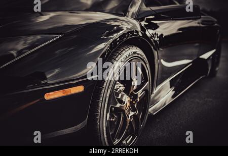 Primo piano della Lamborghini, auto sportiva nera sulla strada. Vista della supercar Lamborghini. Black Lamborghini parcheggiata in una strada a Vancouver, Canada, il 7 settembre Foto Stock